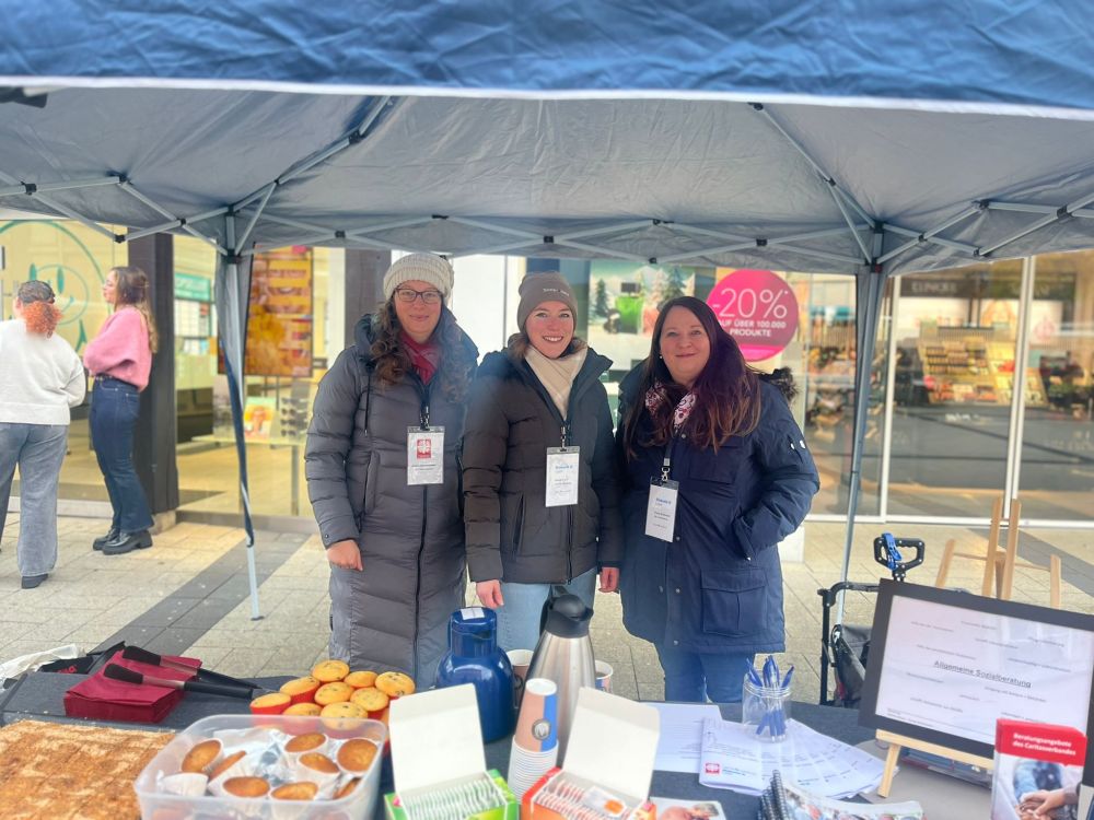 Caritas und Diakonie gemeinsam auf dem Detmolder Wochenmarkt -Austausch, Begegnung und Unterstützung für Seniorinnen und Senioren